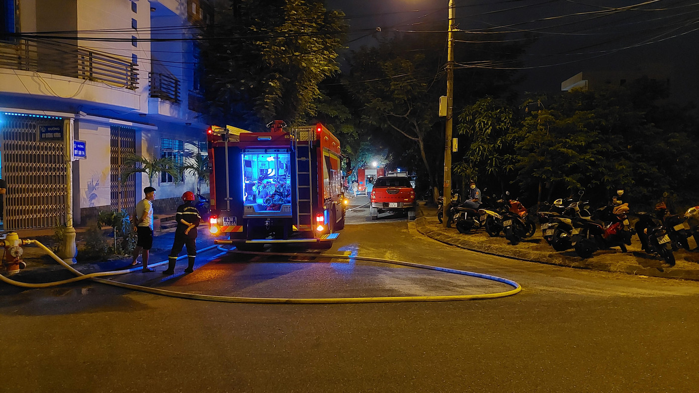 Lực lượng PCCC điều động 4 xe chữa cháy, 1 xe cứu hộ chuyên dụng cùng hàng chục chiến sĩ đến hiện trường. Lực lượng PCCC điều động 4 xe chữa cháy, 1 xe cứu hộ chuyên dụng cùng hàng chục chiến sĩ đến hiện trường.
