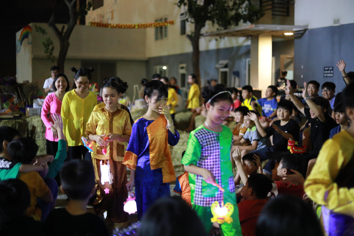 Các cô giáo cũng vui vẻ tham gia rước đèn