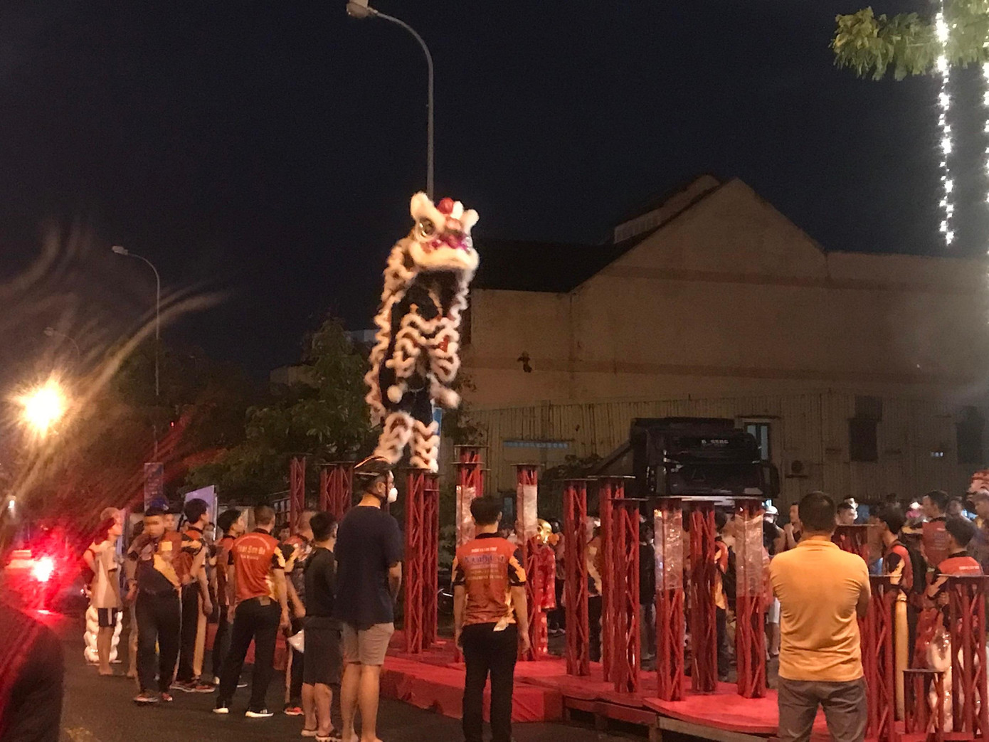 Sau cơn mưa, đội múa lân tại đường Vân Đồn (quận Sơn Trà) tiếp tục trình diễn, mang đến nhiều tiết mục ấn tượng đến với bà con tại đây. Sau cơn mưa, đội múa lân tại đường Vân Đồn (quận Sơn Trà) tiếp tục trình diễn, mang đến nhiều tiết mục ấn tượng đến với bà con tại đây.