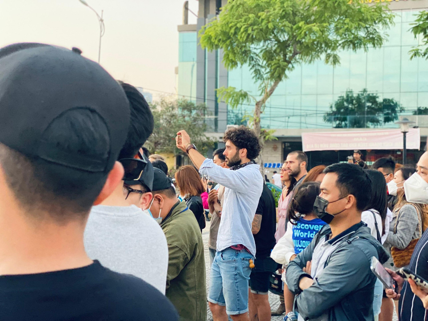 Du khách nước ngoài thưởng thức chương trình. Du khách nước ngoài thưởng thức chương trình.