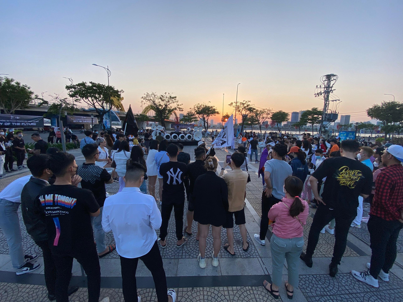 Đến đây, người dân và du khách sẽ được trải nghiệm dòng nhạc điện tử hiện đại với dàn loa hơn 12 tỉ đồng. Đến đây, người dân và du khách sẽ được trải nghiệm dòng nhạc điện tử hiện đại với dàn loa hơn 12 tỉ đồng.