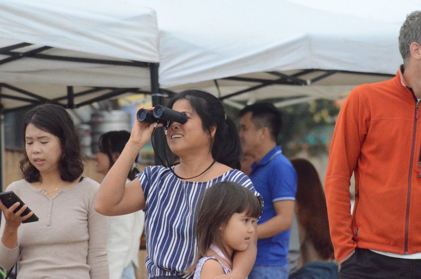 Du khách sử dụng ống nhòm để quan sát phần trình diễn của các vận động viên. Ảnh: Thái Lâm. Du khách sử dụng ống nhòm để quan sát phần trình diễn của các vận động viên. Ảnh: Thái Lâm.