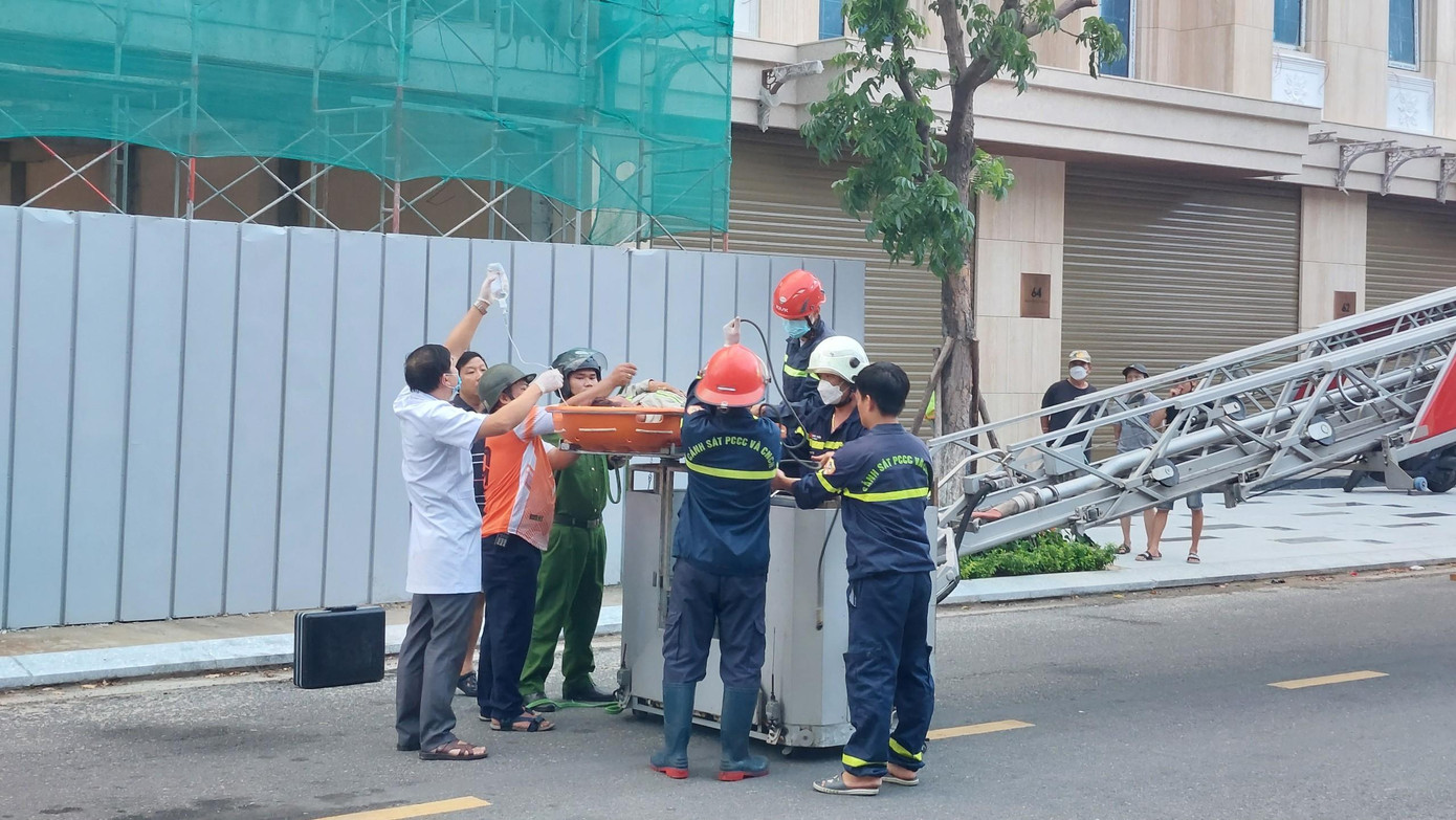 Các nạn nhân được đưa xuống đất và lập tức có bác sĩ đứng dưới hỗ trợ.