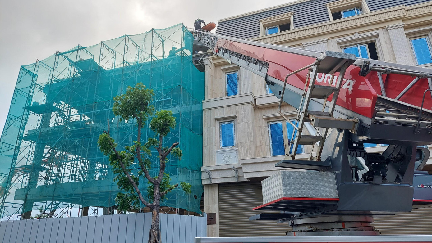 Nhận tin báo, lực lượng Cảnh sát Phòng cháy chữa cháy và Cứu nạn cứu hộ Công an TP Đà Nẵng huy động hàng chục cán bộ chiến sĩ cùng phương tiện đến hiện trường cứu nạn. Ảnh: MV