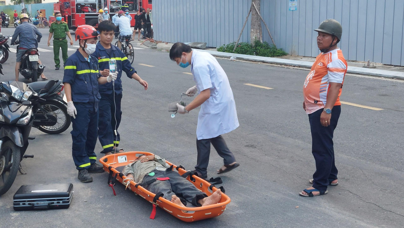 Không may, công nhân Nguyễn Phước S. (SN 1978, trú đường Vũ Tông Phan, phường Thọ Quang, quận Hải Châu), và công nhân Hồ Văn Hiển L. (SN 1973, trú đường Đinh Tiên Hoàng, Đà Nẵng) tử vong sau khi được đưa đi cấp cứu tại bệnh viện Đà Nẵng. Trong ảnh: Nạn nhân được bác sĩ kiểm tra trước khi được đưa đi bệnh viện.