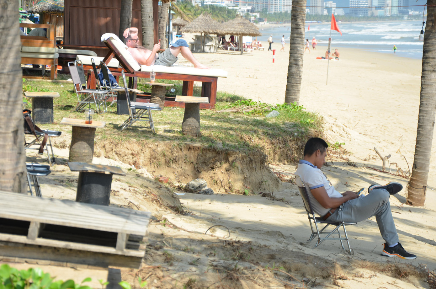 Nhiều điểm tại bờ biển được xử lý sơ bộ như quán nước, bãi tắm lớn để phục vụ du khách đến tham quan tắm biển. Ảnh: Thái Lâm.