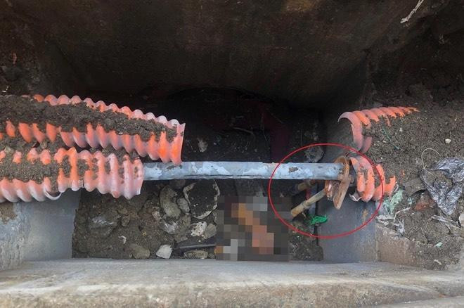 Phần lưỡi kìm còn dính sợi dây cáp.