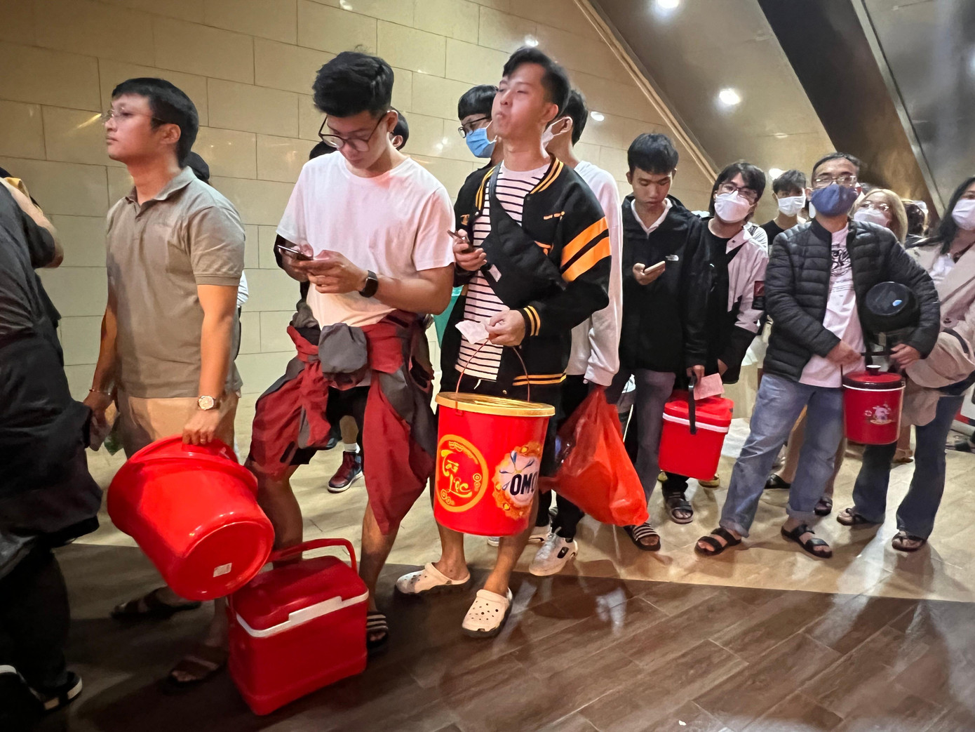 Ghi nhận tối 24/10 tại một rạp phim ở quận Hải Châu, TP Đà Nẵng có hàng trăm bạn trẻ xếp hàng dài cầm theo những vật dụng như nồi, thau nhựa, xô, ruột nồi cơm điện... để đựng bỏng ngô.