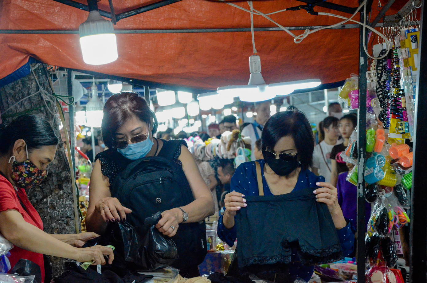 Du khách Đài Loan mua sắm tại chợ đêm.