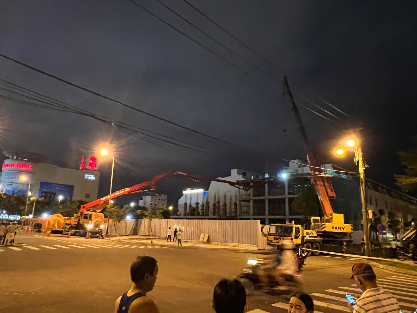 Hiện trường vụ việc gãy cần trục vòi phun bê tông chiều tối 11/7.