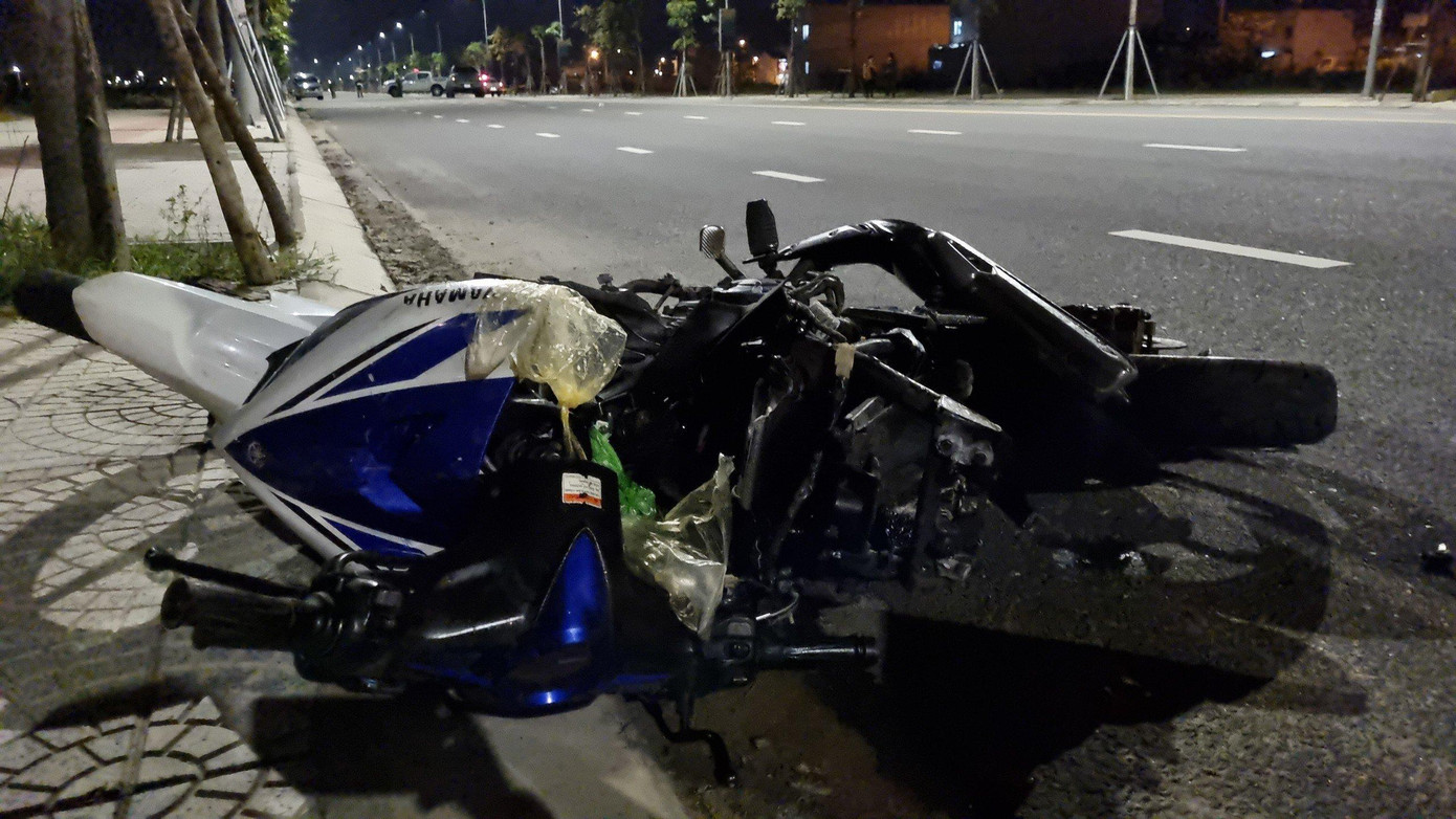 Chiếc xe máy bị biến dạng, văng xa khỏi hiện trường gần 10m. Chiếc xe máy bị biến dạng, văng xa khỏi hiện trường gần 10m.