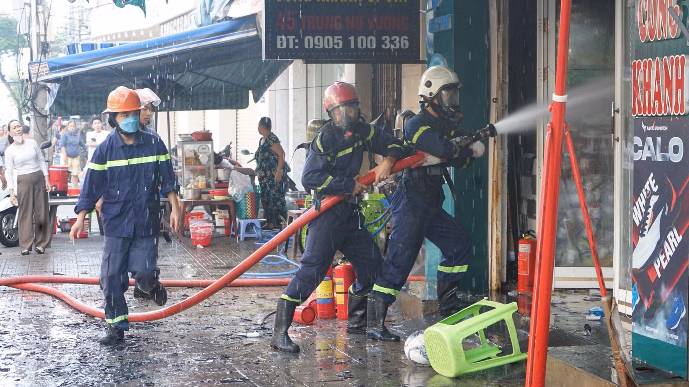 Lực lượng tiếp cận căn nhà, phun nước dập lửa. Lực lượng tiếp cận căn nhà, phun nước dập lửa.