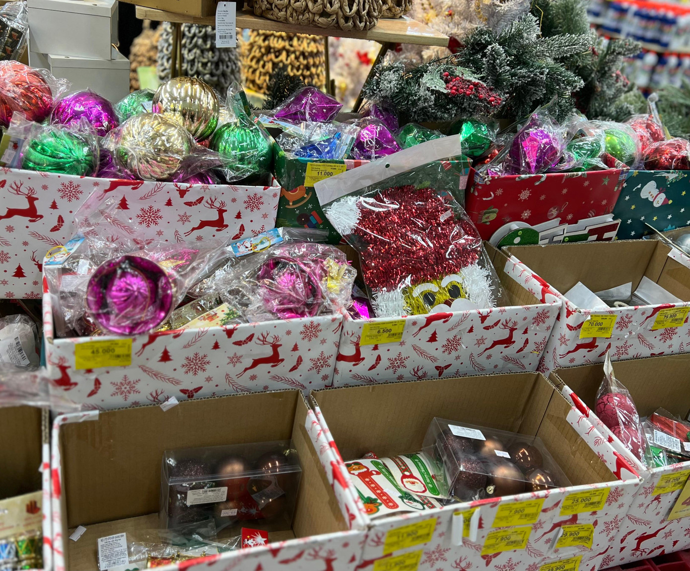 Nhiều mặt hàng như quả châu, mũ ông già Noel, kim tuyến, hộp quà...made in Việt Nam được nhiều khách hàng lựa chọn. Nhiều mặt hàng như quả châu, mũ ông già Noel, kim tuyến, hộp quà...made in Việt Nam được nhiều khách hàng lựa chọn.