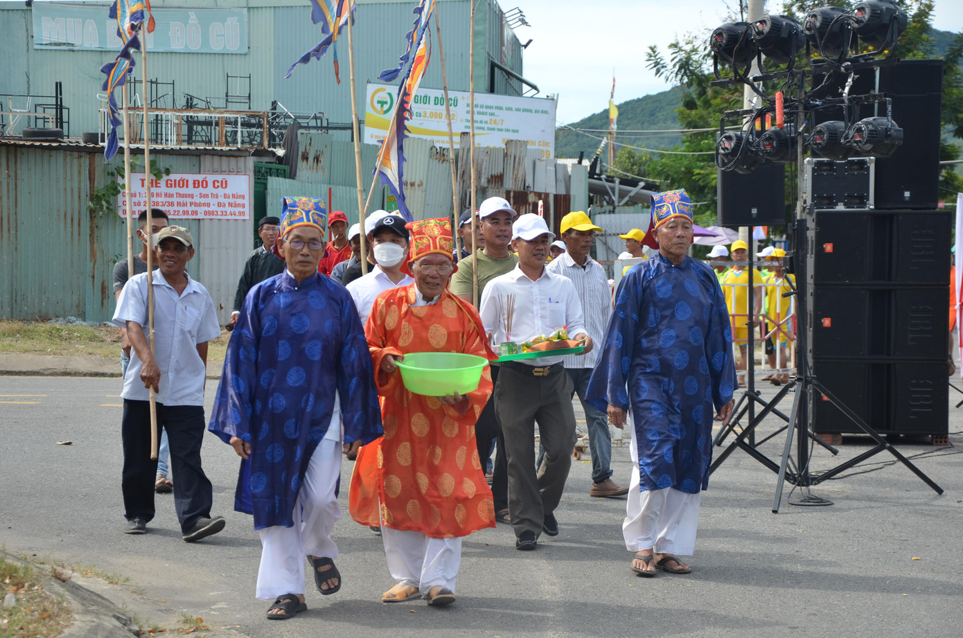 Sau khi hoàn thành lễ cúng trên sông, các bô lão trong làng sẽ bưng theo thau đựng nước biển về đền thờ tiếp tục làm lễ chính. Nước trong thau được xem là Thủy Thần. Nghi thức trên được gọi là rước Thủy Thần.