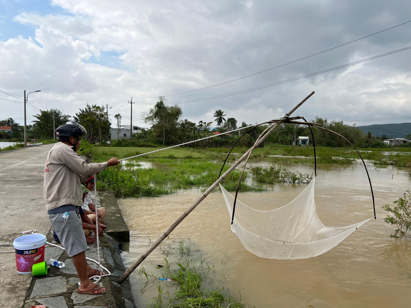 Chỉ một cái rớ không cần mồi nhử đặt xuống cạnh dòng nước chảy, người dân có thể vớt cá lên liên tục.