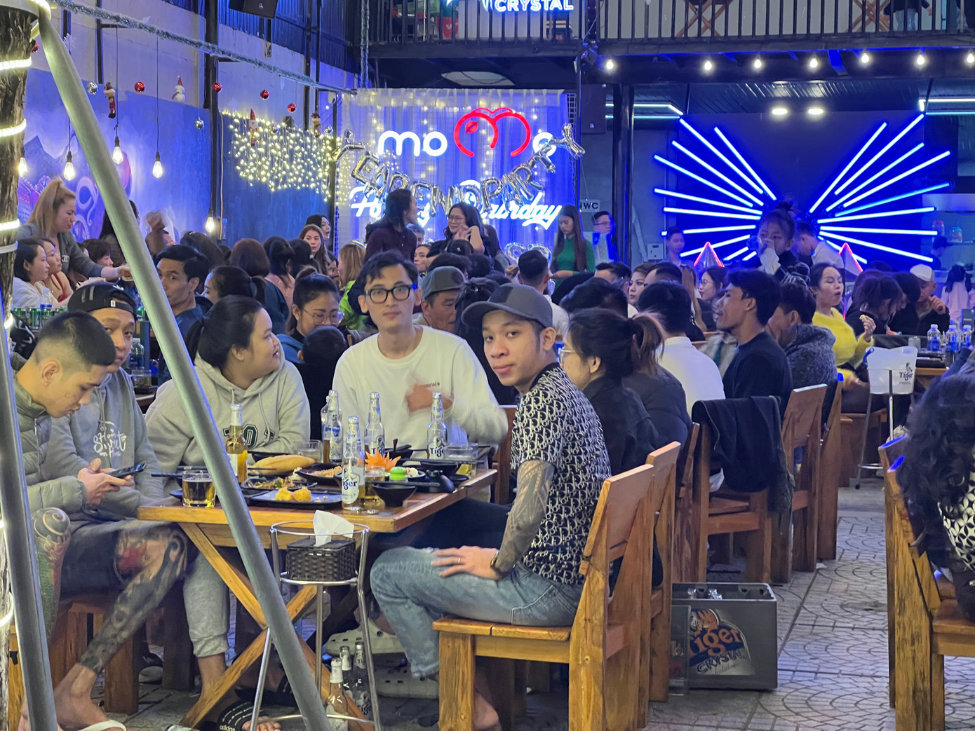 Quán ăn trên đường Nghinh (quận Sơn Trà) kín khách. Ảnh: Thái Lâm Quán ăn trên đường Nghinh (quận Sơn Trà) kín khách. Ảnh: Thái Lâm