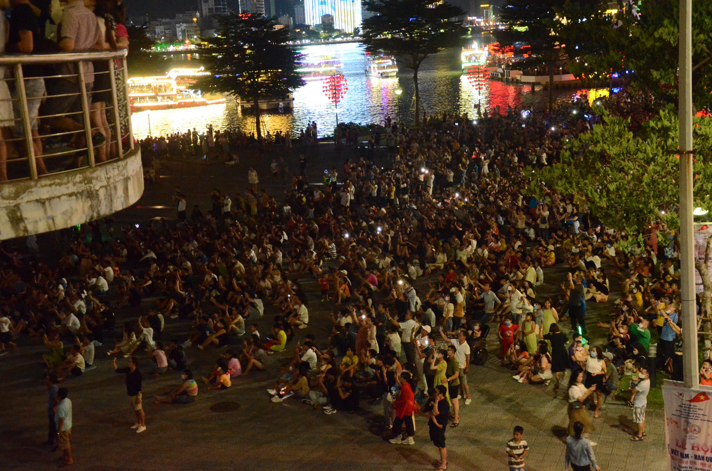 Phía dưới chân cầu Rồng rất đông du khách.