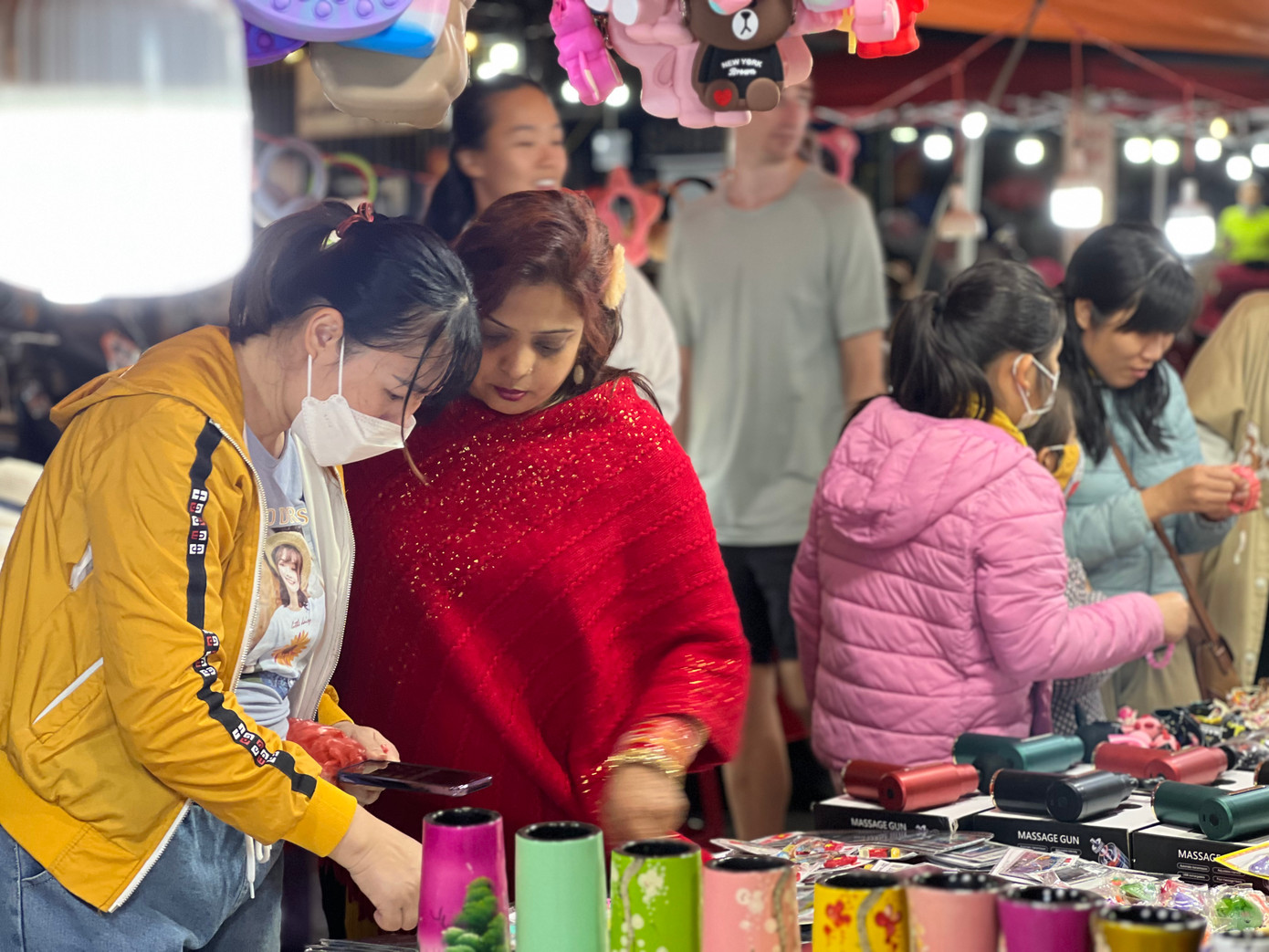 Khác với các chợ đêm khác, chợ đêm Sơn Trà có vị trí đắc địa ngay trung tâm thành phố là nơi có tiềm năng phát triển du lịch nên nhiều du khách nước ngoài ghé thăm.