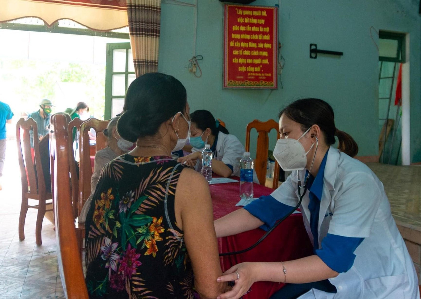 Sinh viên tình nguyện phối hợp với Bệnh viện Đà Nẵng thăm khám miễn phí cho người dân những vùng khó khăn.