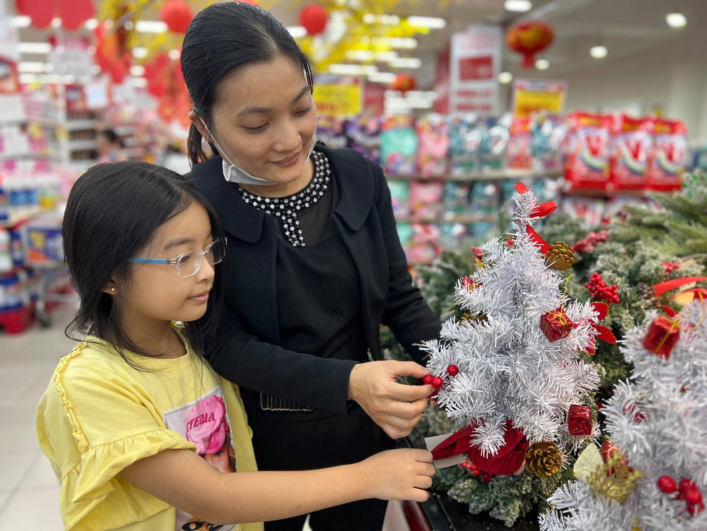 Không thể thiếu cây thông Noel trong dịp lễ nên mặt hàng này thường bán chạy nhất, cháy hàng sớm.