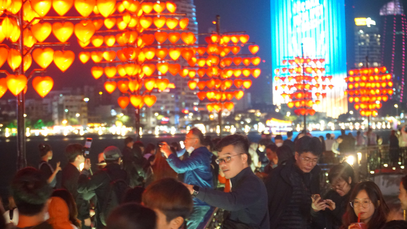 Cầu Tình yêu trên sông Hàn chật kín người. Cầu Tình yêu trên sông Hàn chật kín người.