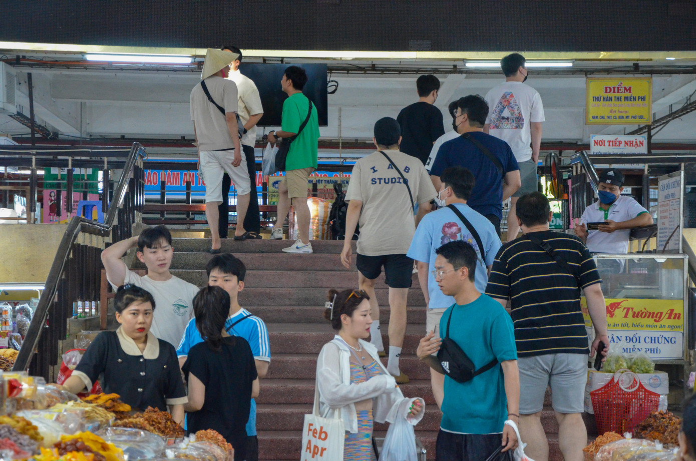 Nhiều đoàn khách Hàn Quốc ra vào liên tục.