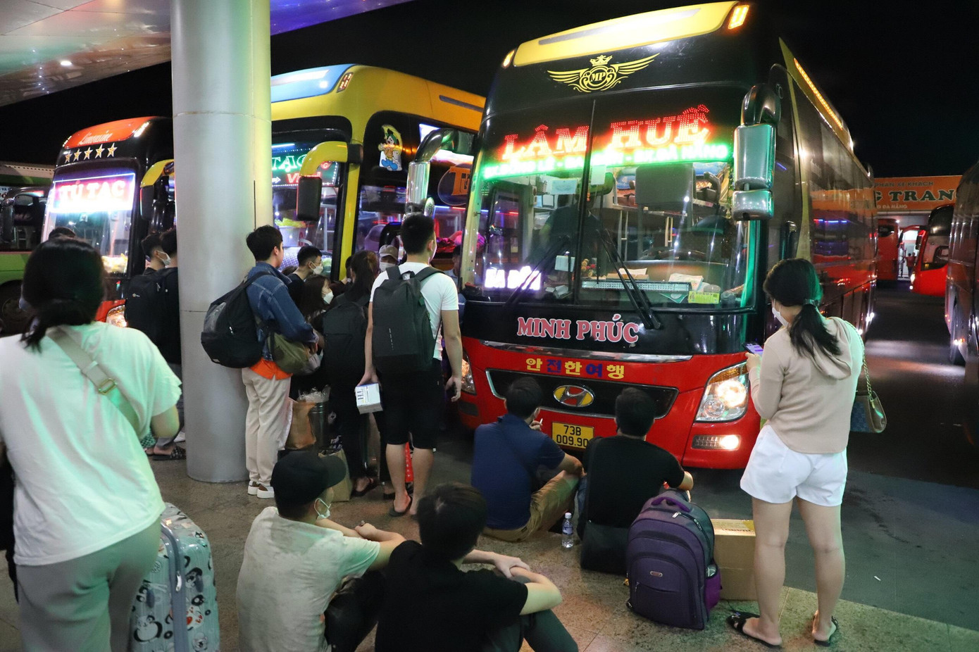 Nhiều người tranh thủ đi sớm vì sợ cảnh hết vé và nhồi nhét chỗ như mọi năm.