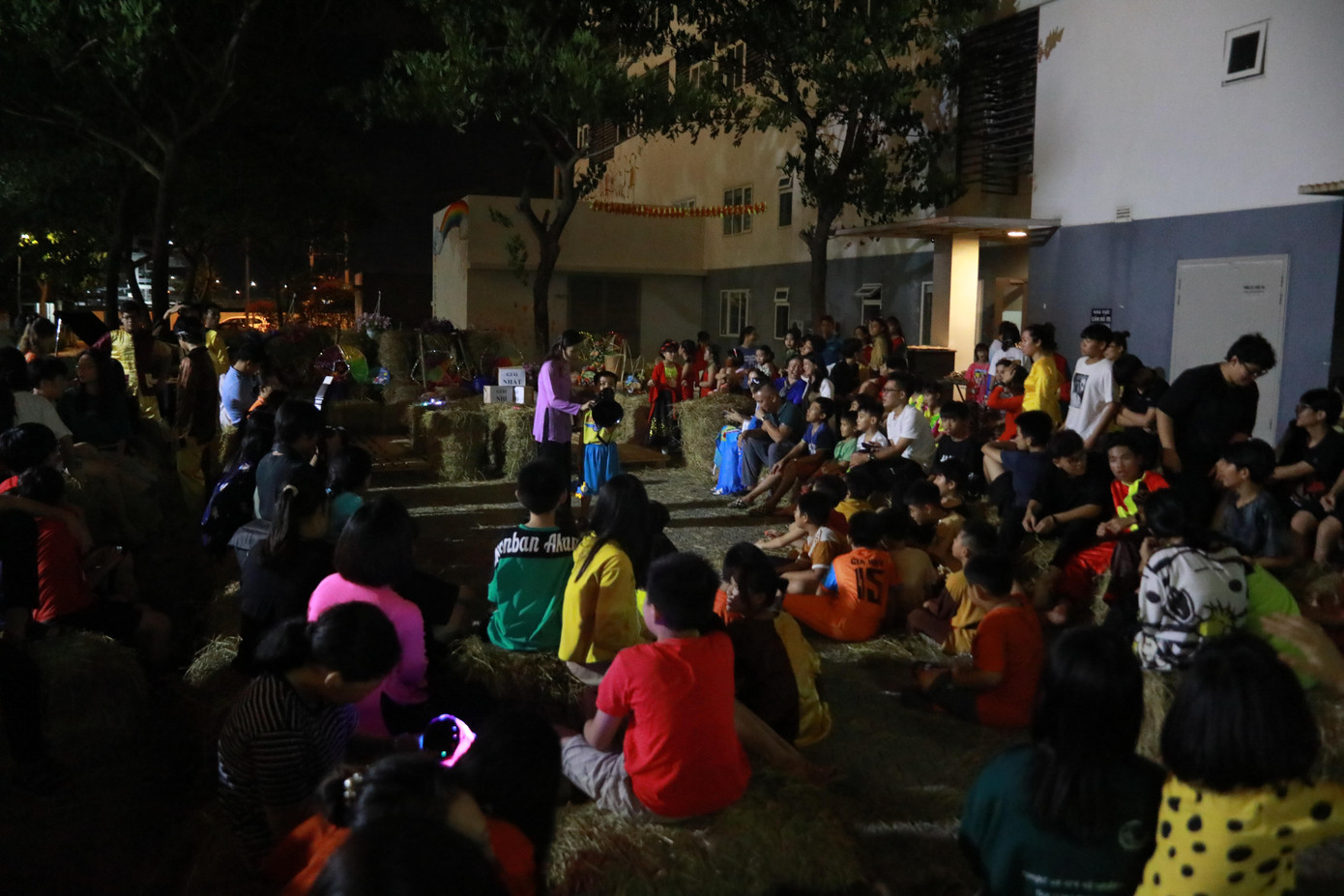 20 giờ tối, ở một góc sân trường nội trú, hơn 150 em học sinh quây quần bên nhau vui vẻ, hồn nhiên đón đêm Trung thu. Đó là trường Hope School (trường Hy Vọng) Đà Nẵng, nơi nhận nuôi các em học sinh không may mất cha mẹ vì COVID-19 từ 41 tỉnh, thành trên cả nước.