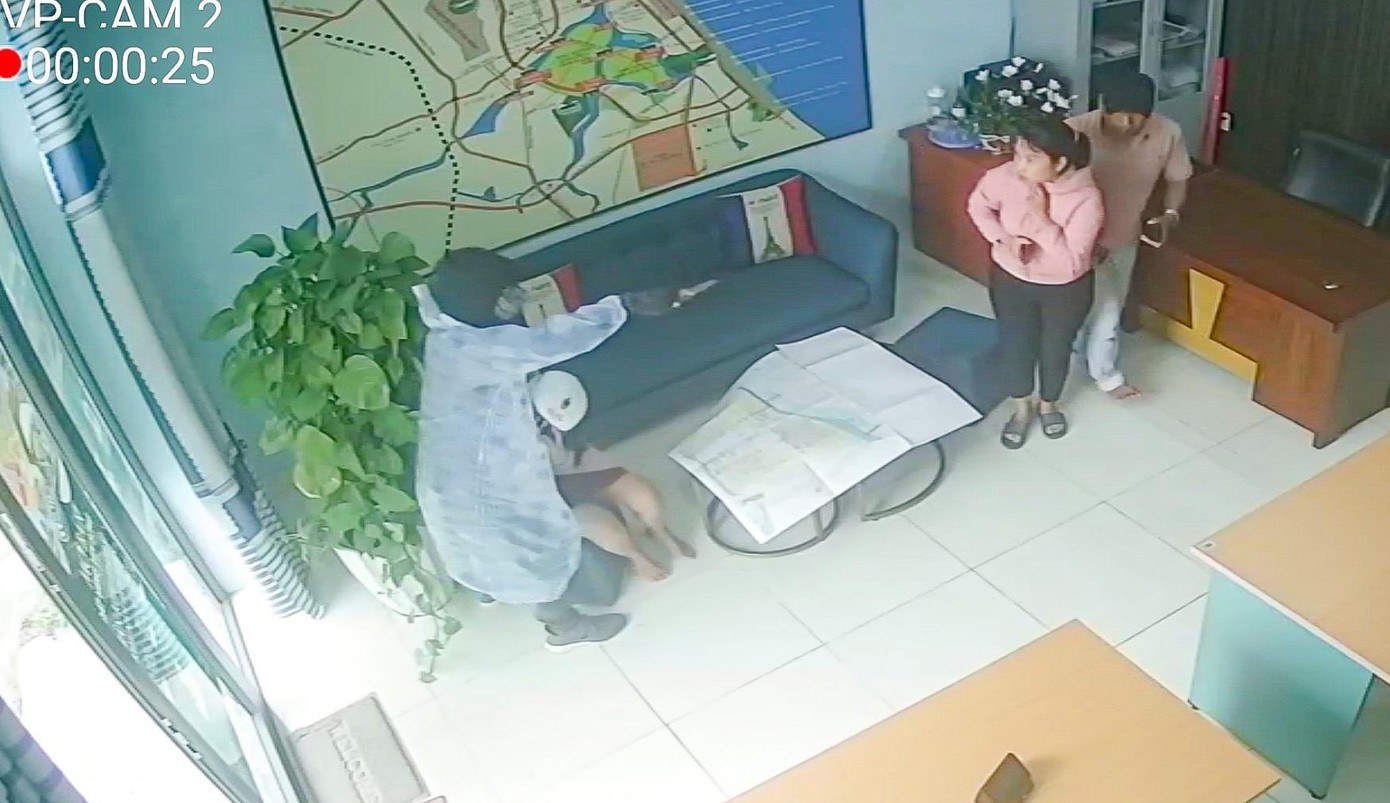 Đối tượng Danh dùng dao đe dọa các nạn nhân đưa tiền. Đối tượng Danh dùng dao đe dọa các nạn nhân đưa tiền.