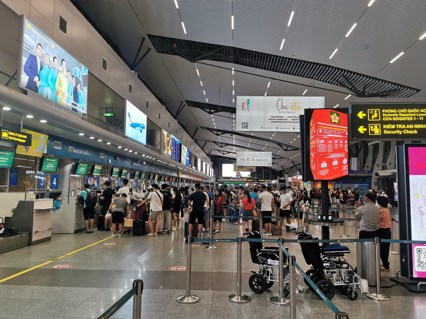 Cũng trong chiều ngày 31/8, sân bay Đà Nẵng lượng khách đến và đi tăng đột biến.