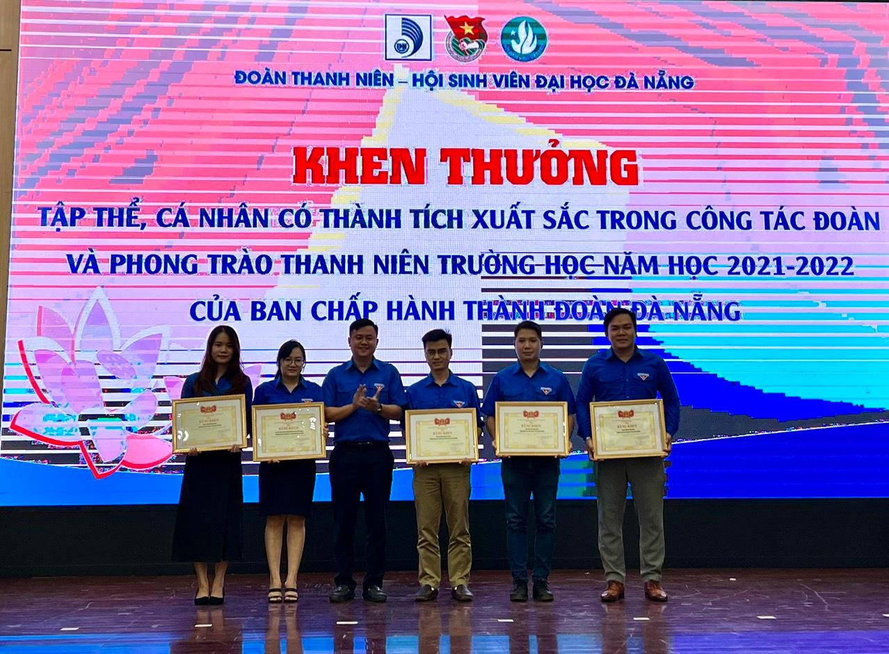 Nhiều cá nhân, đơn vị được Thành Đoàn và Hội Sinh viên TP Đà Nẵng tuyên dương Hội nghị. Ảnh: Thái Lâm Nhiều cá nhân, đơn vị được Thành Đoàn và Hội Sinh viên TP Đà Nẵng tuyên dương Hội nghị. Ảnh: Thái Lâm