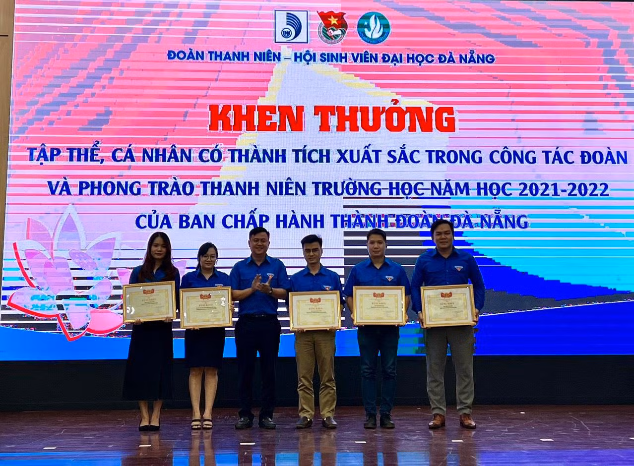 Nhiều cá nhân, đơn vị được Thành Đoàn và Hội Sinh viên TP Đà Nẵng tuyên dương Hội nghị. Ảnh: Thái Lâm
