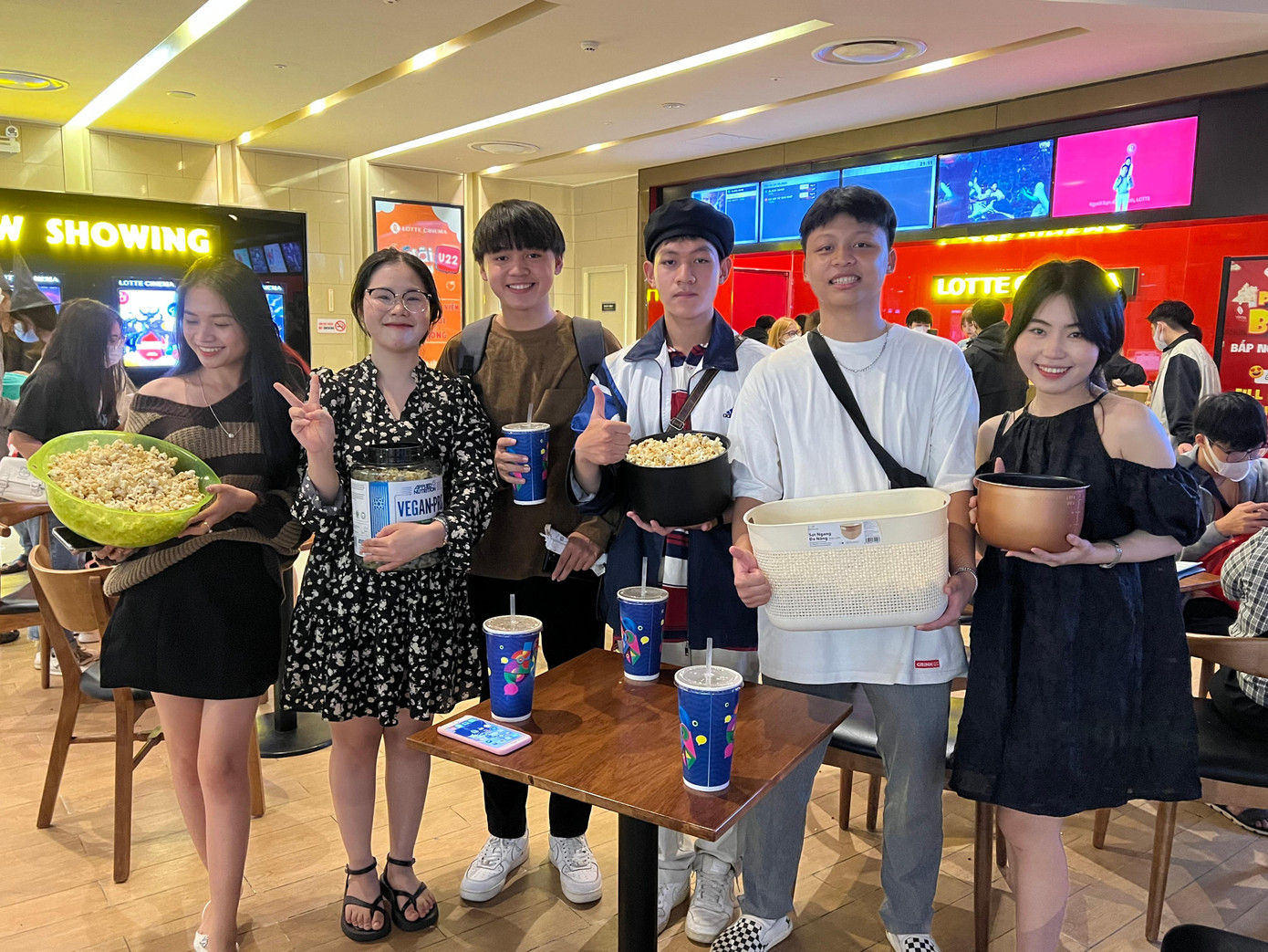 Nhóm bạn trẻ khoe &quot;thành tích&quot; của mình.