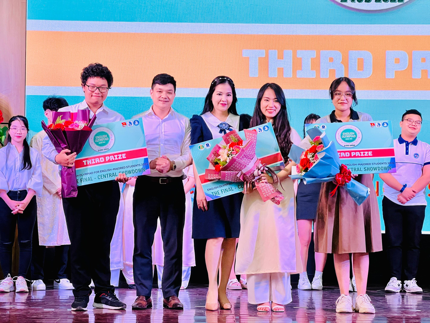 Ban tổ chức trao đồng giải Ba cho ba đội thi. Ảnh: Thái Lâm.