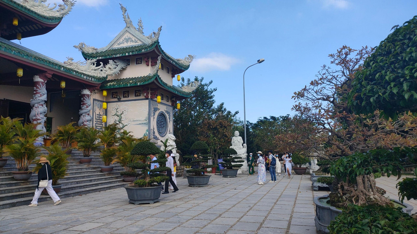 Như Tiền Phong đưa tin, ngày 27/3 tới đây, thành phố sẽ đón hai chuyến bay quốc tế đầu tiên chở du khách từ Singapore và Thái Lan. Từ tháng 4 trở đi, một khối lượng lớn du khách Hàn Quốc đổ về thành phố với hàng chục chuyến bay Hàn Quốc-Đà Nẵng mỗi tuần. Trong đó, Hãng hàng không Jin Air bay Đà Nẵng-Incheon với tần suất 2 chuyến/tuần, Jeju Air bay Đà Nẵng-Incheon 7 chuyến/tuần, Air Busan bay Đà Nẵng-Busan 2 chuyến/tuần, Bamboo Airways bay Đà Nẵng-Incheon 7 chuyến/tuần…