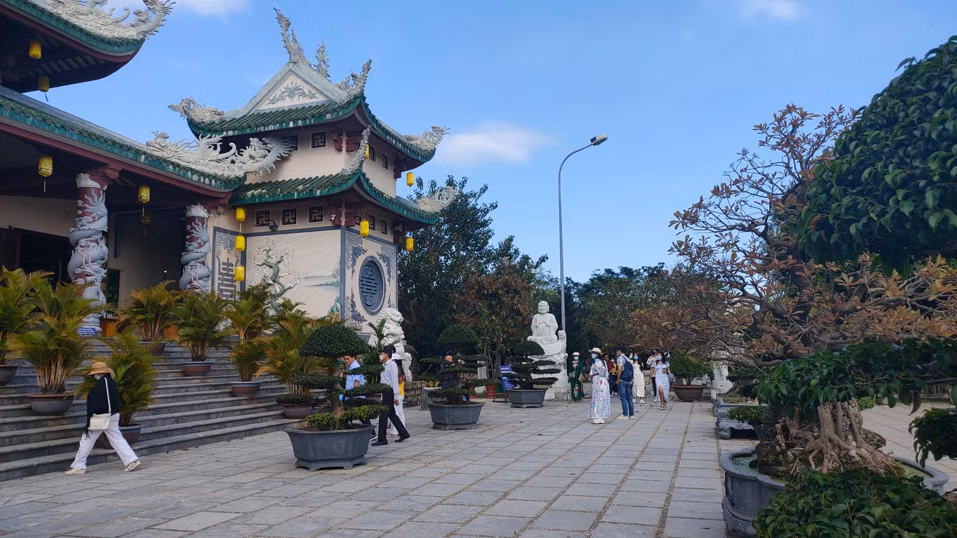 Như Tiền Phong đưa tin, ngày 27/3 tới đây, thành phố sẽ đón hai chuyến bay quốc tế đầu tiên chở du khách từ Singapore và Thái Lan. Từ tháng 4 trở đi, một khối lượng lớn du khách Hàn Quốc đổ về thành phố với hàng chục chuyến bay Hàn Quốc-Đà Nẵng mỗi tuần. Trong đó, Hãng hàng không Jin Air bay Đà Nẵng-Incheon với tần suất 2 chuyến/tuần, Jeju Air bay Đà Nẵng-Incheon 7 chuyến/tuần, Air Busan bay Đà Nẵng-Busan 2 chuyến/tuần, Bamboo Airways bay Đà Nẵng-Incheon 7 chuyến/tuần… Như Tiền Phong đưa tin, ngày 27/3 tới đây, thành phố sẽ đón hai chuyến bay quốc tế đầu tiên chở du khách từ Singapore và Thái Lan. Từ tháng 4 trở đi, một khối lượng lớn du khách Hàn Quốc đổ về thành phố với hàng chục chuyến bay Hàn Quốc-Đà Nẵng mỗi tuần. Trong đó, Hãng hàng không Jin Air bay Đà Nẵng-Incheon với tần suất 2 chuyến/tuần, Jeju Air bay Đà Nẵng-Incheon 7 chuyến/tuần, Air Busan bay Đà Nẵng-Busan 2 chuyến/tuần, Bamboo Airways bay Đà Nẵng-Incheon 7 chuyến/tuần…