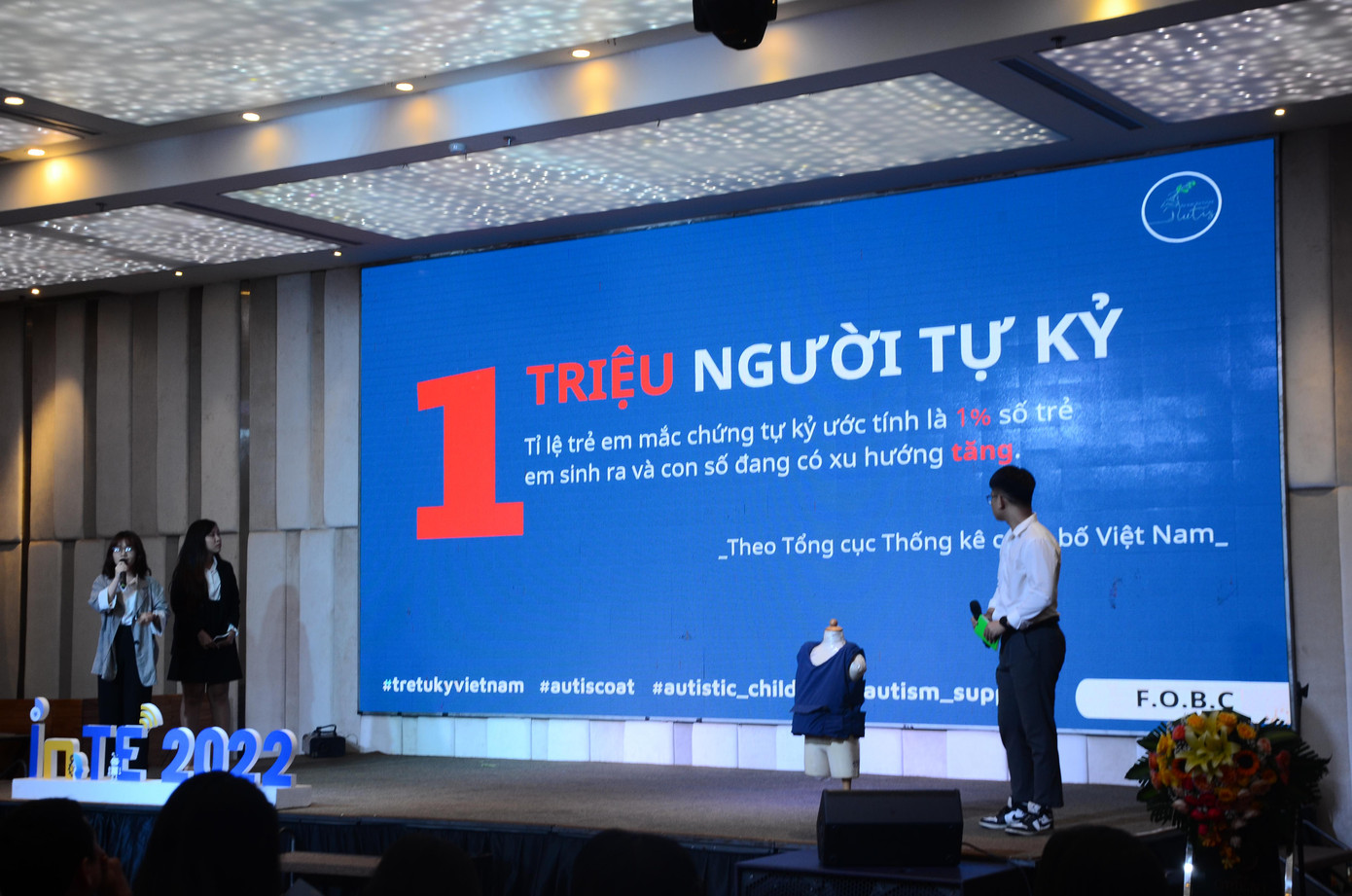Đề tài &quot;Áo dành cho trẻ tự kỉ&quot; của nhóm tác giả trường ĐH Kinh tế (ĐH Đà Nẵng) giành giải Nhất cuộc thi - Ảnh: Thái Lâm