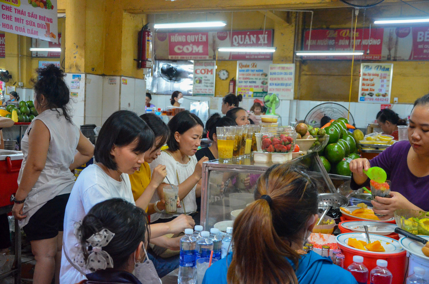 Dọc theo dãy ẩm thực bên trong, các quầy chè, thức uống mát lạnh được nhiều khách lựa chọn vì tiết trời đang nắng nóng.