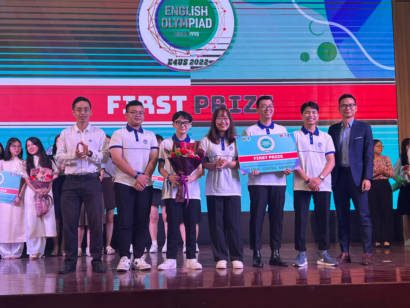 Ban tổ chức trao giải nhất cho đội thi trường ĐH Vinh. Ảnh: Thái Lâm.