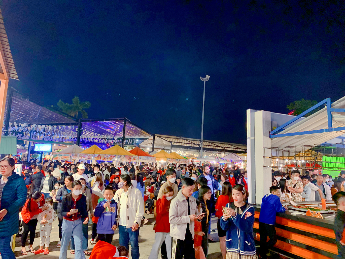 Tại khu chợ đêm Helio, lượng khách tăng khoảng 30-50% so với ngày thường.