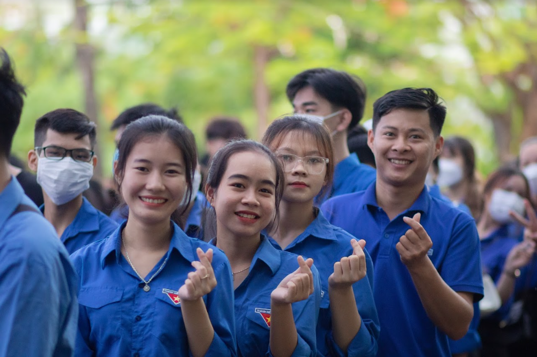 Bên cạnh đó, các bạn trẻ tập huấn Chuyển đổi số; chung tay xây dựng nông thôn mới tại các địa bàn khó khăn thuộc huyện Hòa Vang (TP. Đà Nẵng), huyện Duy Xuyên, Hiệp Đức, Nam Giang (tỉnh Quảng Nam) và địa bàn các huyện miền núi tỉnh Kom Tum và hoạt động tình nguyện tại chỗ tại Khu đô thị Đại học Đà Nẵng, Hòa Quý - Điện Ngọc.