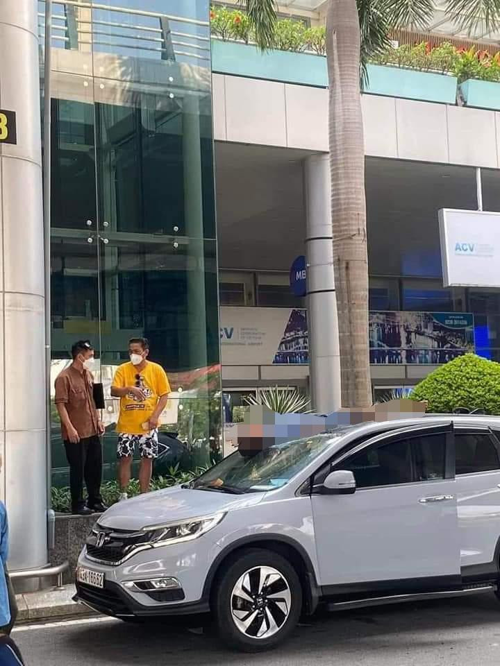 Người đàn ông nghi cãi vã với vợ nằm bất động trên xe khi nhảy từ tầng 2. Nóc xe ô tô bị móp và kính chắn gió trước bị vỡ. Người đàn ông nghi cãi vã với vợ nằm bất động trên xe khi nhảy từ tầng 2. Nóc xe ô tô bị móp và kính chắn gió trước bị vỡ.