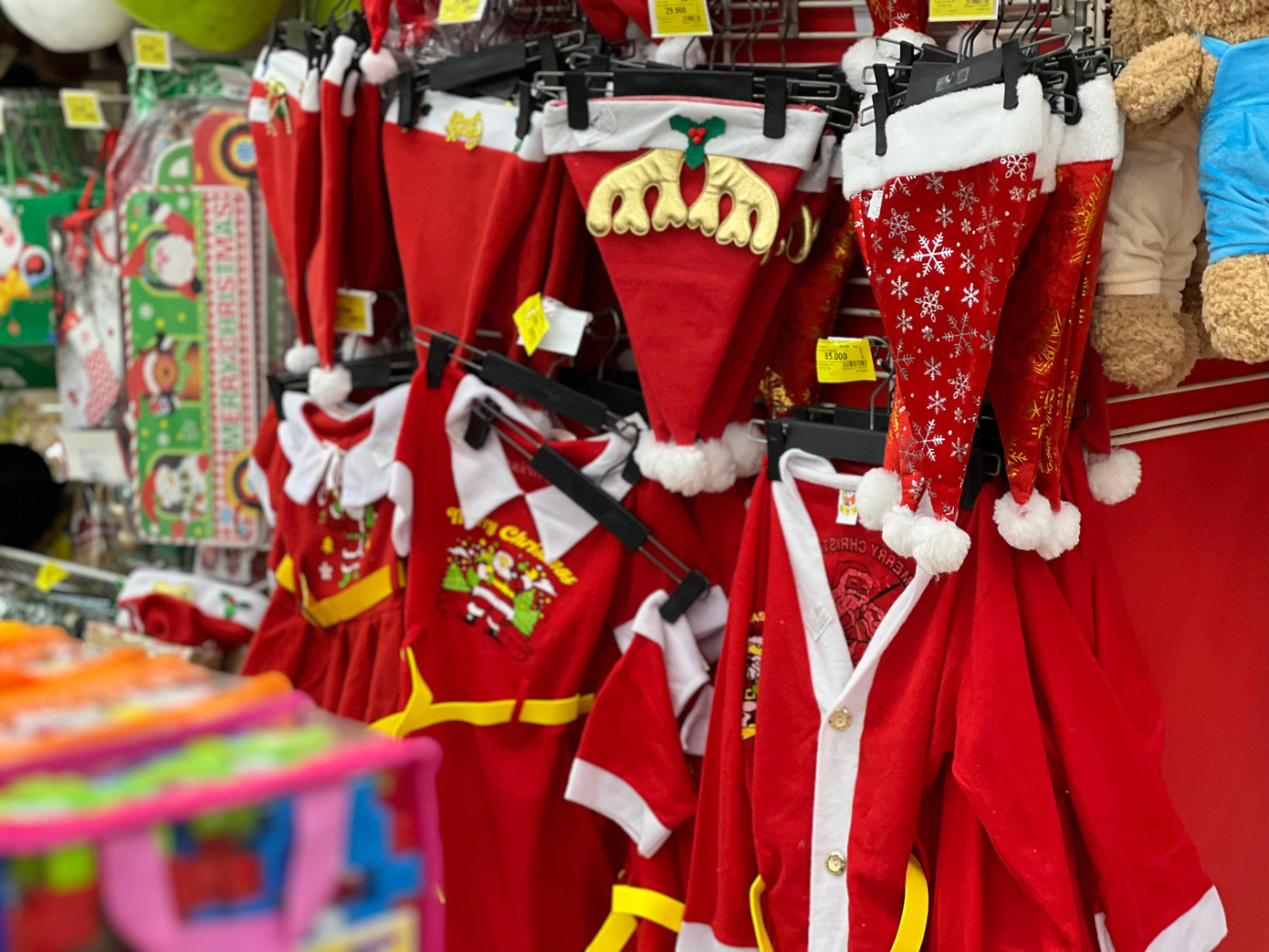 Ngoài đồ chơi, đồ trang trí, mặt hàng thời trang đa dạng mẫu mã cũng thu hút người mua, đặc biệt là trẻ em.