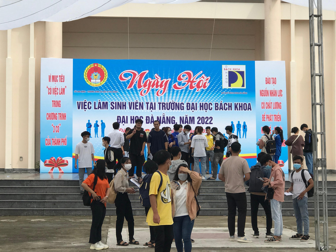 Sở Lao động - Thương binh và Xã hội phối hợp với Trường Đại học Bách khoa - Đại học Đà Nẵng vừa tổ chức “Ngày hội Việc làm sinh viên&quot;, đem đến nhiều cơ hội việc làm các sinh viên Gen Z.