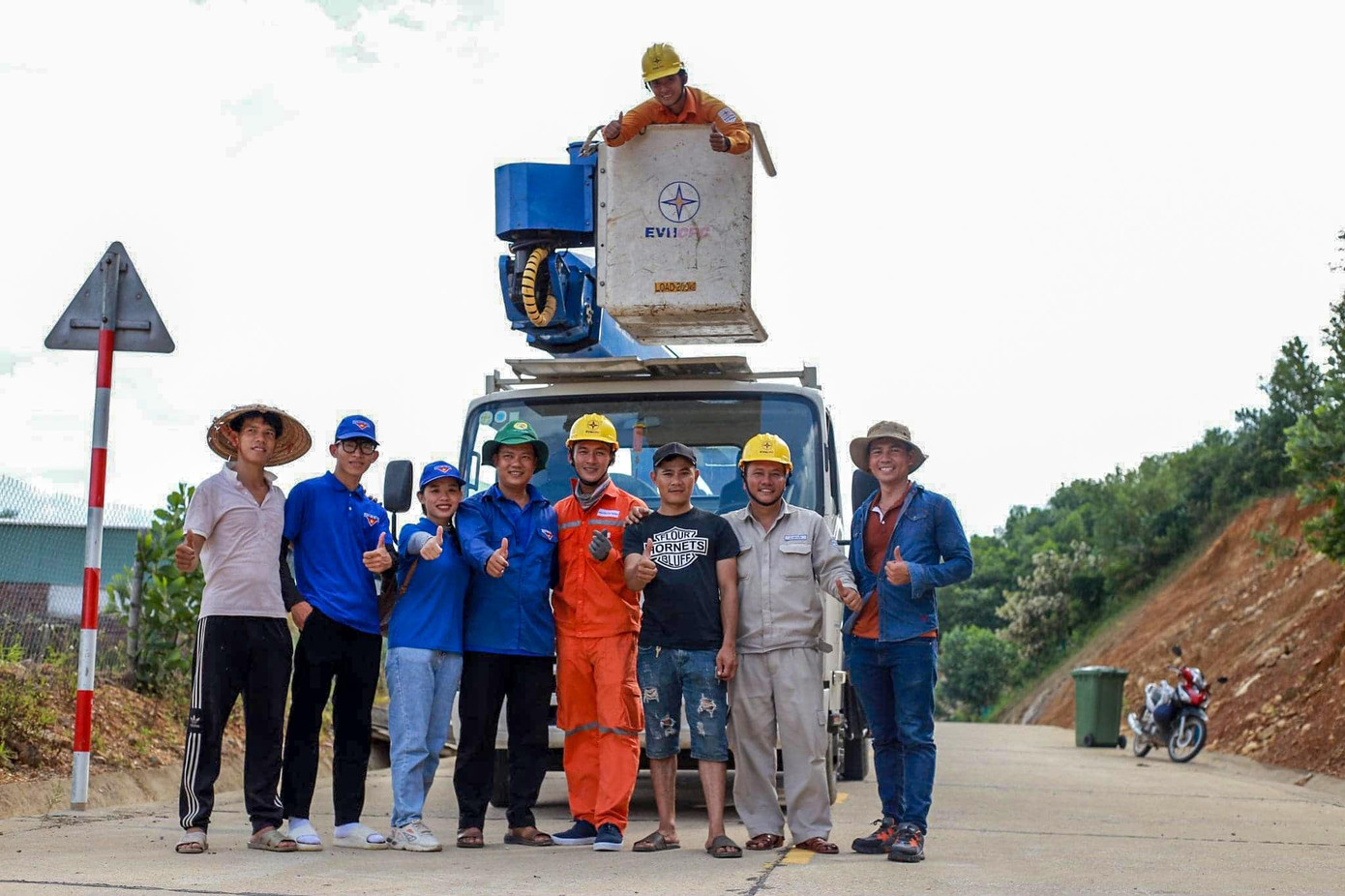 Thi công lắp đặt các trụ đèn năng lượng mặt trời giúp đồng bào các huyện vùng cao