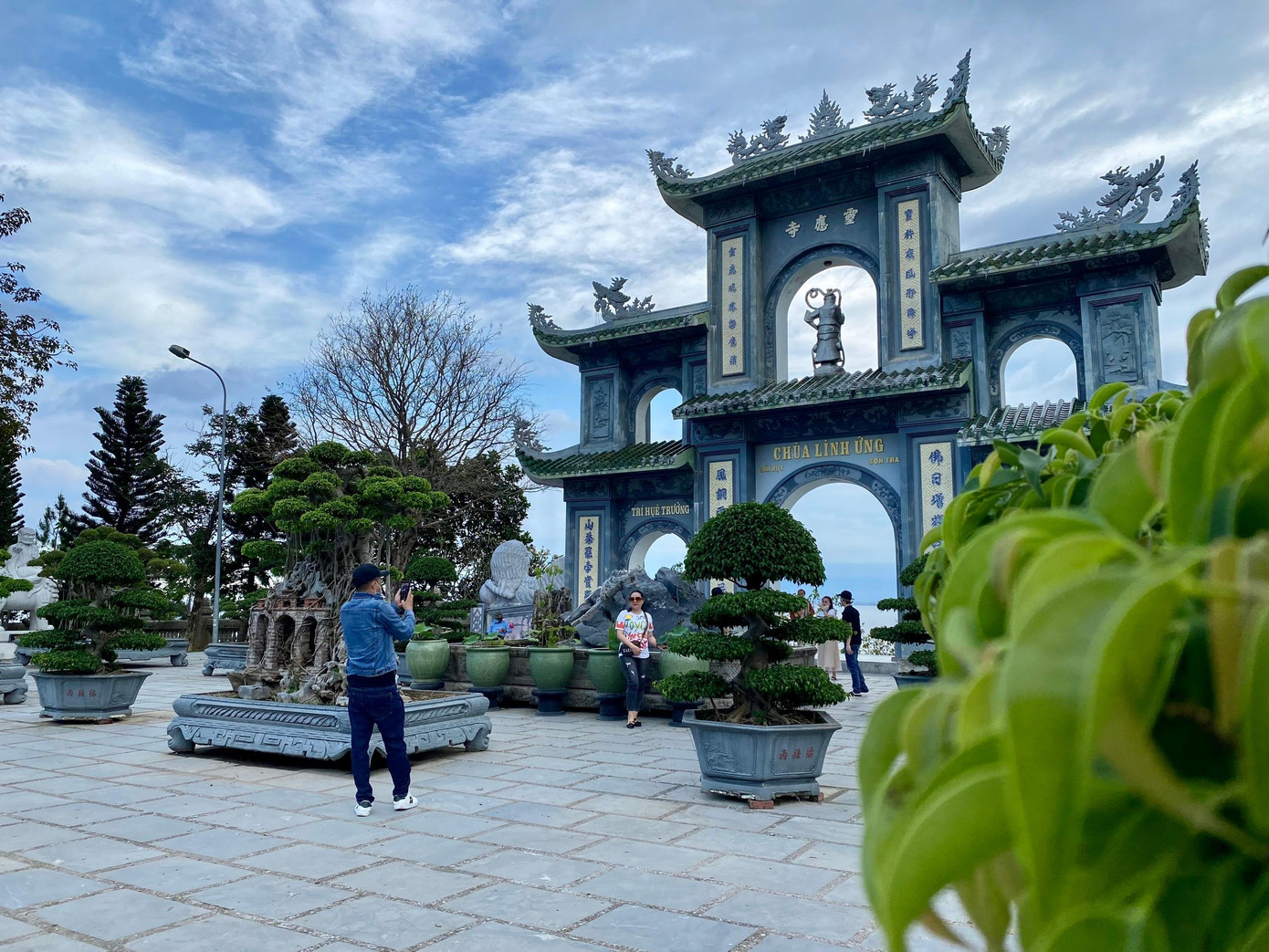 Không chỉ chùa Linh Ứng, các địa điểm khác trên địa bàn khách du lịch cũng đang đông dần. Đây là tín hiệu đáng mừng cho du lịch Đà Nẵng.