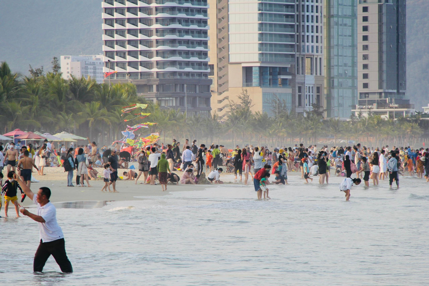 Từ 5h sáng, bãi tắm Phạm Văn Đồng trải dài nhiều km đã đông nghịt khách tắm biển, vui chơi