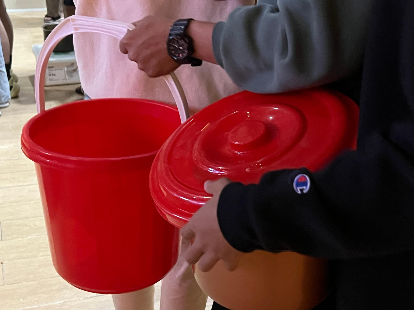 Tại quầy phát bỏng ngô, xô được nhiều người xem phim lựa chọn vì gọn gàng, có nắp đậy và quai xách.