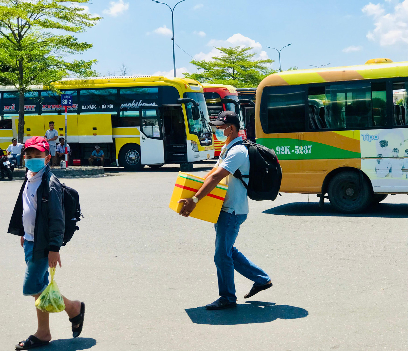 Những thùng quà mang về sau dịp nghỉ lễ.