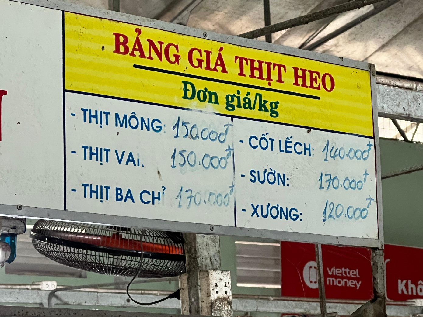 Các mặt hàng tươi sống như cá biển, thịt heo, thịt bò... cũng tăng giá chóng mặt. Giá thịt heo ngày thường từ 90.000 - 130.000 đồng/kg, nay tăng thêm mỗi kg 40.000 - 50.000 đồng/kg.